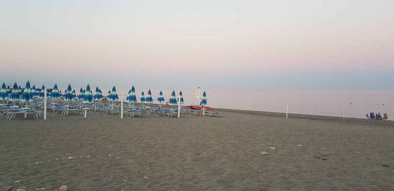 גיארדיני נאקסוס Appartamento I Puritani On The Beach מראה חיצוני תמונה